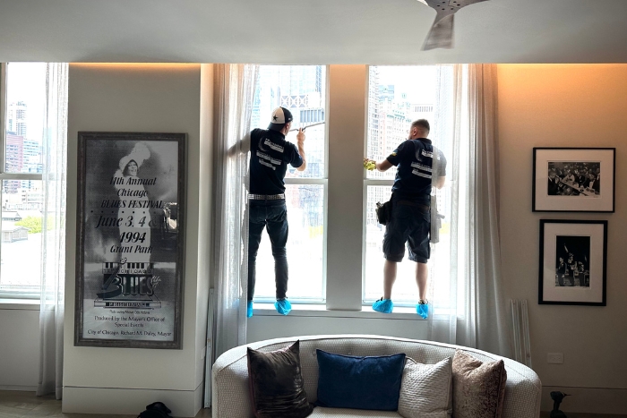 duo glass cleaning team in New York home